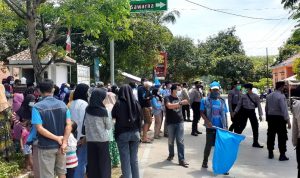 Pilkades Ditunda, Warga Desa Darmasari Demo di Kantor Desa