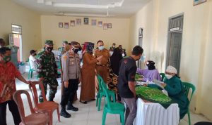 Pastikan Berjalan Kondusif, Danramil Bersama Forkopimcam Way Bungur Monitoring Serbuan Vaksinasi