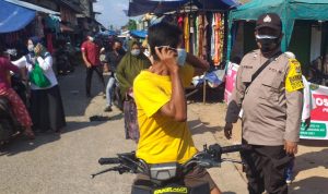 Cegah Covid-19, Polsek Wanasalam Bagikan Masker Kepada Warga dan Pedagang di Pasar Binuangeun