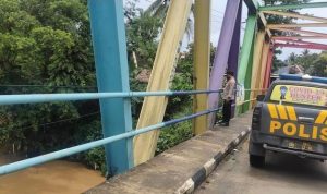 Antisipasi Banjir, Polsek Malingping Cek Debit Air di Sungai Cibinuangeun