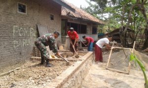 Babinsa Koramil 2304/Anyar Giat Karbak Merapihkan Timbunan