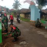 Anggota Koramil 2301/Cilegon Giat Karbak Kebersihan Lingkungan