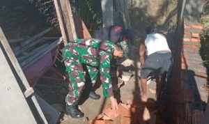 Babinsa Koramil 2306/Mancak Kegiatan Karbak Membantu Renovasi Rumah Warga