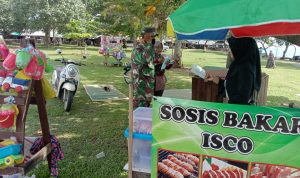 Babinsa Koramil 2304/Anyar Giat Karbak Pembagian Masker dan Pemasangan Paving Blok