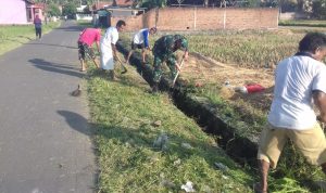 Babinsa Koramil 2303/Pulomerak Kegiatan Karbak Membantu Pemasangan Batu Bata