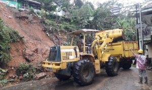 DPUPR Banten Tangani Jalan Tertimbun Longsor di Ruas Jalan Cikotok – Batas Jawa Barat