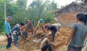 Babinsa Koramil 2306/Mancak Giat Karbak Membantu Pembuatan Pondasi Rumah