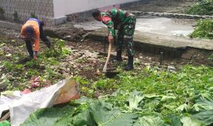 Anggota Koramil 2301/Cilegon Giat Jumat Karbak Kebersihan Lingkungan