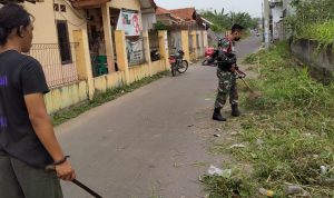 Anggota Koramil 2301/Cilegon Giat Karbak Perehaban Tempat Ibadah