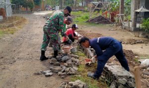 Anggota Koramil 2307/Ciwandan Giat Karbak Pembangunan Pondasi Pagar