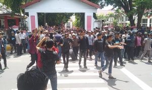 Ratusan Massa Aksi Unjuk Rasa Depan Kantor Bupati Jeneponto, Ini Tuntutan Mereka