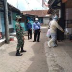 Anggota Koramil 2307/Ciwandan Giat Karbak Pembersihan Potongan Rumput