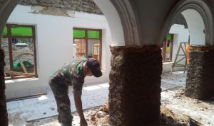 Babinsa Koramil 2304/Anyar Giat Karbak Perehaban Masjid