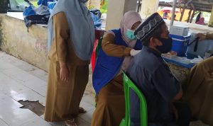 Dinas Koperasi, UKM dan Perdagangan kolaborasi Tim Medis Puskesmas Polut dalam Percepatan Vaksinasi di Wilayah Pasar