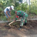 Anggota Koramil 2301/Cilegon Giat Karbak Perehaban Tempat Ibadah