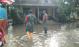 Sinergi TNI-Polri Way Bungur Bantu Warga Korban Banjir