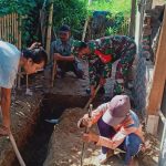 Babinsa Koramil 2306/Mancak Giat Karbak Membantu Pembuatan Rumah