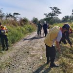 Anggota Koramil 2301/Cilegon Giat Karbak Kebersihan Lingkungan