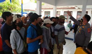 Dorong Antusias Warga, Polsek Panimbang Bagikan Hadiah kepada Peserta Vaksin