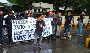 Ditengah Guyuran Hujan Deras, Pemuda Gass Menuntut Ini Dalam Aksi Demonstrasi Didepan Mapolres Jeneponto