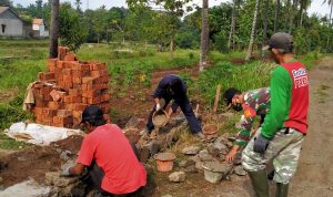 Anggota Koramil 2307/Ciwandan Giat Karbak Pembangunan Pondasi