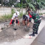 Babinsa Koramil 2302/Bojonegara Giat Karbak Pembuatan Tembok Penahan Tanah