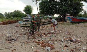 Babinsa Koramil 2304/Anyar Giat Karbak Pembersihan Sampah