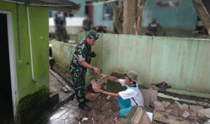 Babinsa Koramil 2303/Pulomerak Karbak Pembuatan Selokan