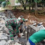 Babinsa Koramil 2306/Mancak Giat Karbak Pembuatan Drainase