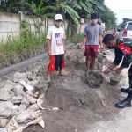 Babinsa Koramil 2302/Bojonegara Giat Karbak Pembuatan Tembok Penahan Tanah