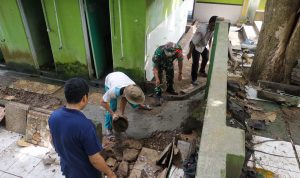 Anggota Koramil 2307/Ciwandan Giat Karbak Pemasangan Keramik