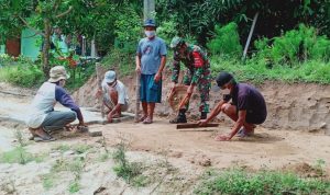 Babinsa Koramil 2306/Mancak Giat Karbak Membantu Renovasi Rumah