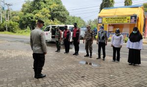 Personil Pos Pam Operasi Lilin Maung 2021 Polsek Malingping Polres Lebak bagikan masker geratis kepada pengguna jalan