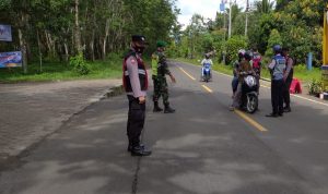 Anggota Pos pam Ops Lilin Maung 2021 Polsek Malingping Polres Lebak Sedang pengaturan lalu lintas