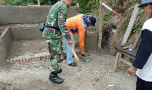 Anggota Koramil 2301/Cilegon Giat Karbak Pembuatan Pos Kamling