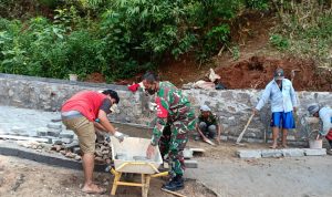 Anggota Koramil 2307/Ciwandan Giat Karbak Pemasangan Conblok