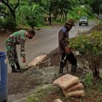 Babinsa Koramil 2302/Bojonegara Giat Karbak Pembuatan Tembok Penahan Tanah