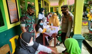 Personil Gabungan TNI-Polri Kawal Vaksinasi Usia 6-11 Tahun