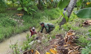 Babinsa Koramil 2303/Pulomerak Karbak Pengerukan Sampah