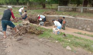 Anggota Koramil 2307/Ciwandan Giat Karbak Pembersihan Gorong-gorong