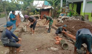 Babinsa Koramil 2306/Mancak Giat Karbak Renovasi Masjid Al-Kautsar