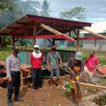 Bersama Warga, Polsek Malingping Gotong Royong Dirikan Pos Kamling di Desa Cilangkahan