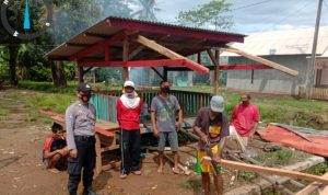 Bersama Warga, Polsek Malingping Gotong Royong Dirikan Pos Kamling di Desa Cilangkahan