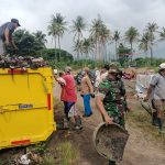 Babinsa Koramil 2303/Pulomerak Karbak Pembersihan Sampah