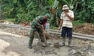 Babinsa Koramil 2306/Mancak Giat Karbak Pengecoran Jalan