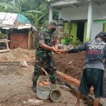 Babinsa Koramil 2306/Mancak Giat Karbak Pembuatan Pondasi