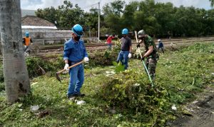 Anggota Koramil 2307/Ciwandan Giat Karbak Pembersihan Potongan Rumput