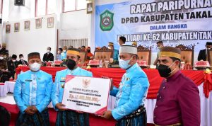 Gubernur Sul-Sel Sumbang 15 M Untuk Pembangunan Tanggul di Pesisir Pantai