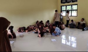 Siswa Belajar di Lantai, USB SMK/SMA di Lebak Belum Ada Mebeler