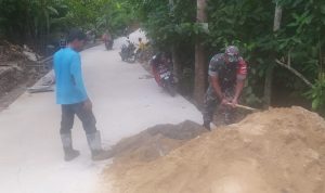 Babinsa Koramil 2306/Mancak Giat Karbak Pembuatan Parit